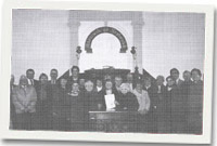 Y gynulleidfa bore Sul y dathlu