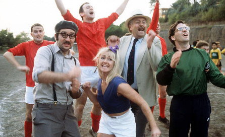 Golygfa o'r gyfres C'mon Midffild