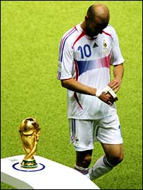 Zidane bị đuổi khỏi sân ở trận chung kết hôm 9-7