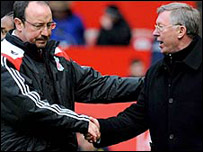 Ông Ferguson phải bắt tay HLV Benitez của Liverpool