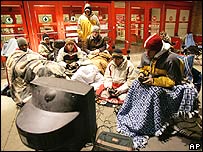 fila de gamers nos EUA