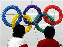 Hai người xem logo Olympic làm từ bong bóng