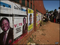 Cartazes eleitorais no Zimbábue