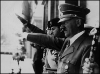 Adolf Hitler bir geçit töreninde