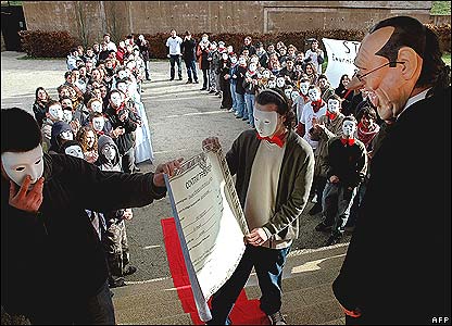 Para mahasiswa Perancis menggunakan berbagai cara yang inovatif untuk menyuarakan keberatan mereka terhadap UU ketenagakerjaan baru itu.