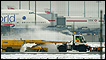 Máquina limpa neve no aeroporto de Heathrow