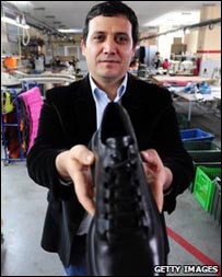 बुश पर फेंके गए जूते