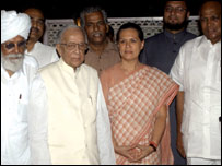 वामपंथी नेताओं और शरद पवार के साथ सोनिया गांधी