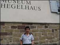 自平参观位于斯图加特市中心的黑格尔故居