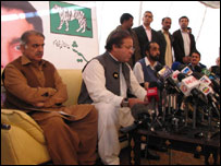 نواز شریف پریس کانفرنس کرتے ہوئے