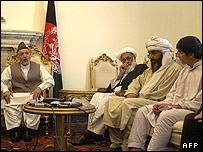 رفیق الله (نفر اول سمت راست) در دفتر کار حامد کرزی رئیس جمهور افغانستان