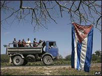 Bandeira de Cuba na estrada que liga Santiago a Havana