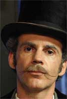 Alwyn fel Capten Trefor yn Treflan. Llun S4C