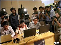 سه دانش آموز در میان خبرنگاران به بازی رایانه ای عملیات ویژه 85 می پردازند