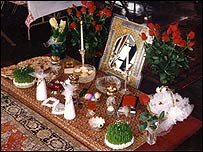 حسين و لورا روز 21 مارس (اول فروردين) ازدواج کرده اند و سفره عقد آنها ترکيبی بوده از هفت سين نوروز و سفره عقد