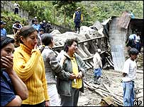Peruanos observam estragos de deslizamento