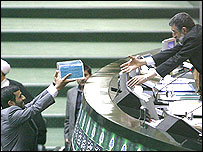 احمدی نژاد در حال تقديم بودجه به رئيس مجلس - خبرگزاری مهر