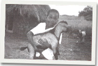 Plentyn yn dal gafr fach