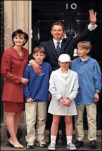 Manželé Blairovi s dětmi bez nejmladšího Lea