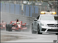 اتومبیل مارشال در باران