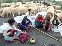 बाढ़ में फँसे लोग