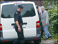 Fritzl foi fotografado quando visitou sua casa com policiais