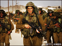 Tropas israelenses entram na Faixa de Gaza nesta segunda-feira (Getty Images)