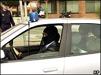 Policejní auto, kterým jsou převáženi zadržení k výslechu na stanici