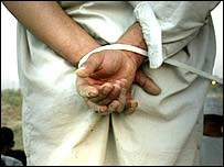 Suspeitos eram submetidos a tratamento 'degradante', segundo relatório