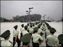 پلیس چین در کنار استادیوم اصلی المپیک پکن