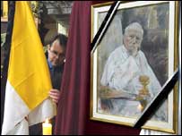 Траурний портрет Івана Павла ІІ у Домініканському соборі у Львові (фото УНІАН)