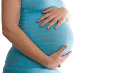 Dynes feichiog yn dal ei bol