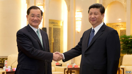 习近平（右）与连战在会面开始前握手（中新社图片25/2/2013）