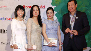 Bà Nguyễn Thanh Phượng (thứ hai bên phải)