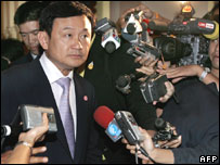 Ông Thaksin Shinawatra đối diện báo giới
