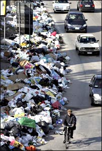 नेपल्स की सड़कों पर बिखरा हुआ कूड़ा