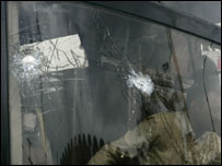 بس کی وِنڈسکرین میں گولیوں کے نشانات