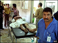 Policista při převozu do bagdádské nemocnice