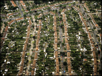 有前后花园的郊区住房