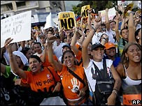 Estudantes venezuelanos protestam contra as reformas na Constituição