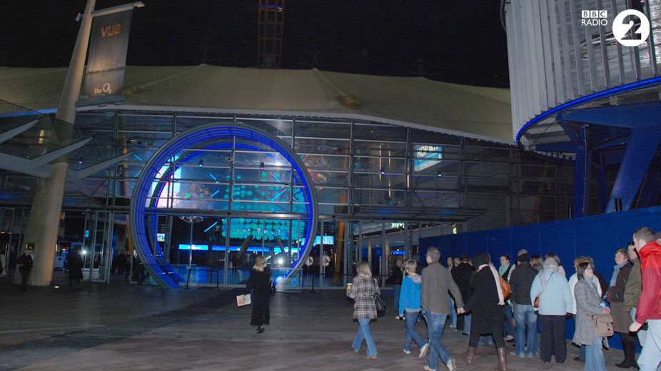 The crowd head toward the arena