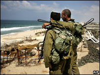 Soldados israelenses observam local onde ficava base naval, agora demolida