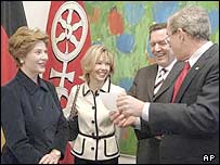 جورج بوش و گرهارد شرودر همراه با همسرانشان