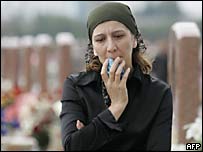 mulher chora no cemitério em Beslan