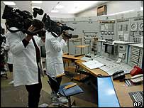 فيلمبرداران در مرکز تحقيقات اتمی تجوره در ليبی در روز 26 ژانويه 2004