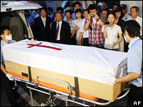 تابوت حامل پیکر یکی از گروگان های به قتل رسیده