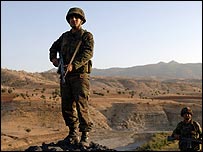 Soldado turco patrulha fronteira com Iraque