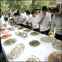 مهمانی نهار برای بازيکنان تيم ملی ايران در سفارت آلمان در تهران - عکس از ايسنا