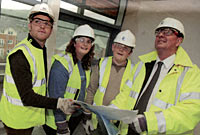 Aled a Sioned yn adeilad newydd y Llywodraeth