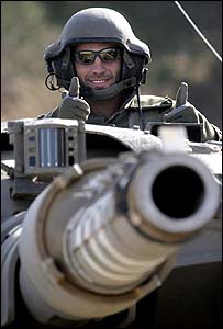 Soldado israelense ruma para a fronteira com o Líbano